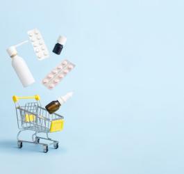 Mały wózek zakupowy z różnymi lekami.