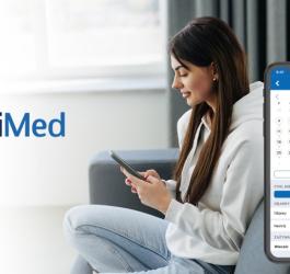 Kobieta korzysta z aplikacji VisiMed na swoim smartfonie.