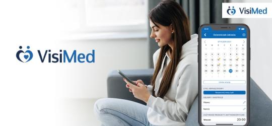 Kobieta korzysta z aplikacji VisiMed na swoim smartfonie.
