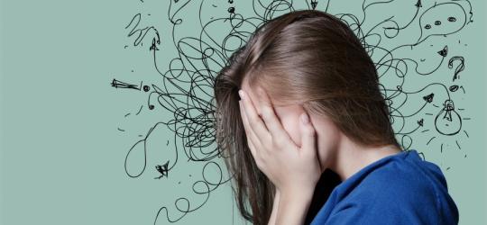 Młoda dziewczyna z burzą myśli, pomysłów i problemów.