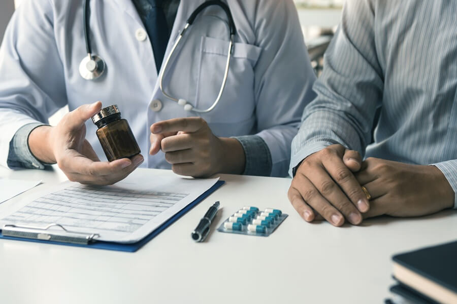 Pacjent podczas wizyty lekarskiej jest diagnozowany w kierunku akromegalii.