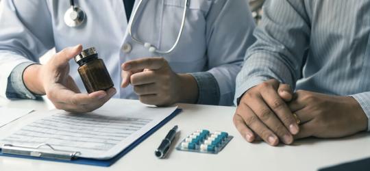 Pacjent podczas wizyty lekarskiej jest diagnozowany w kierunku akromegalii.