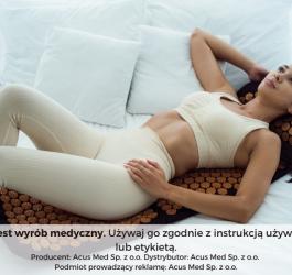 Kobieta leży na macie do akupresury.