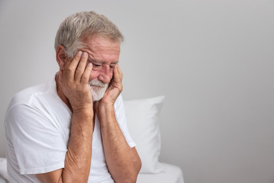 Starszy mężczyzna zmagający się z chorobą Alzheimera.