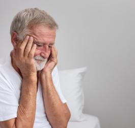 Starszy mężczyzna zmagający się z chorobą Alzheimera.