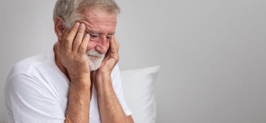 Starszy mężczyzna zmagający się z chorobą Alzheimera.