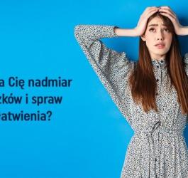 Zmartwiona kobieta, trzyma się dłońmi za głowę. W rogu logo aplikacji VisiMed.