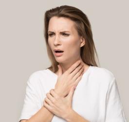 Kobieta zmaga się z objawami astmy aspirynowej.