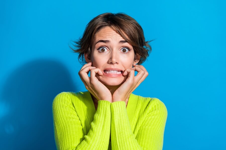 Młoda kobieta doświadcza ataku paniki.