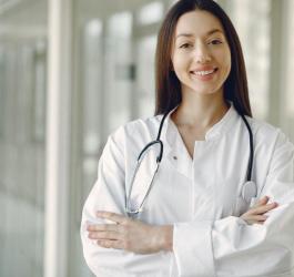 Lekarka w kitlu i ze stetoskopem na szyi.