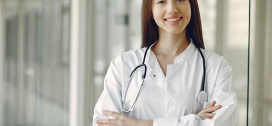 Lekarka w kitlu i ze stetoskopem na szyi.