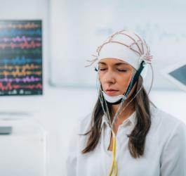 Kobieta w gabinecie podczas badania EEG.