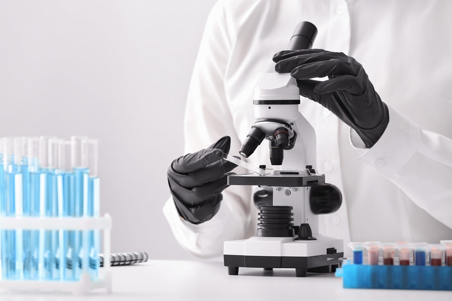 Badanie mykologiczne przeprowadzane w laboratorium.