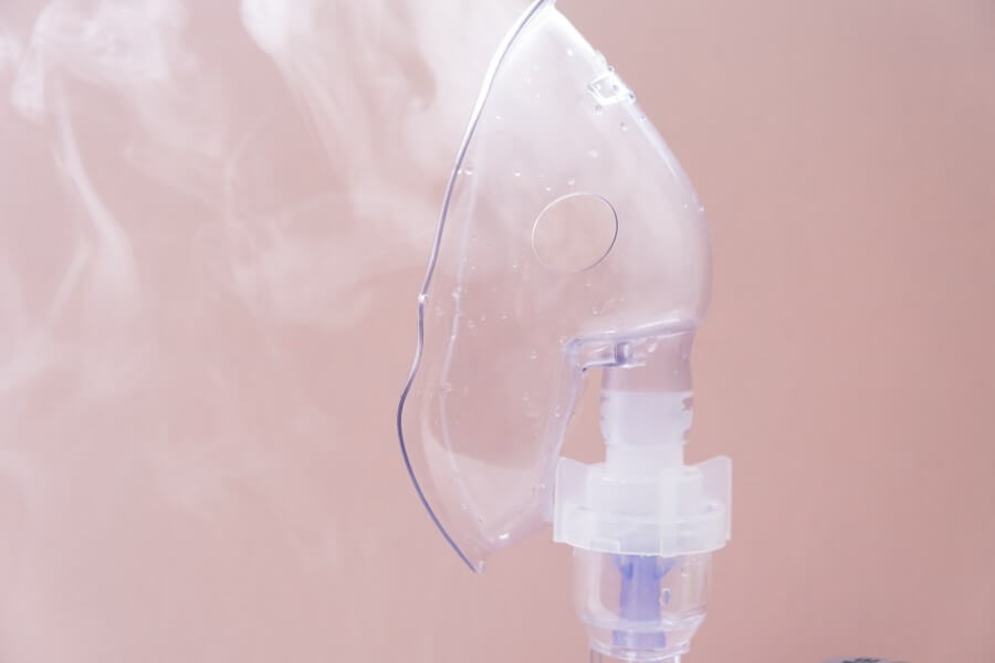 Nebulizator z którego unosi się lecznicza mgiełka.