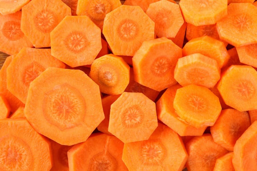 Plasterki świeżej marchewki - bogate źródło beta-karotenu.