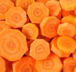 Plasterki świeżej marchewki - bogate źródło beta-karotenu.