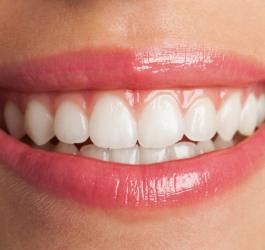 Zbliżenie na zdrowy uśmiech.