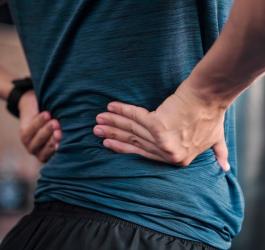 Mężczyźnie dokucza ból w krzyżu.