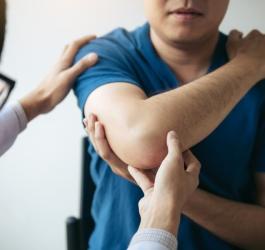 Mężczyzna zgłosił się do lekarza z bólem łokcia.