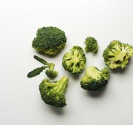 Różyczki brokułu na białym tle.