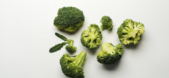 Różyczki brokułu na białym tle.