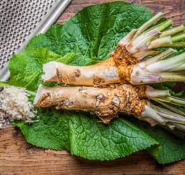 Liście i starte korzenie chrzanu pospolitego.