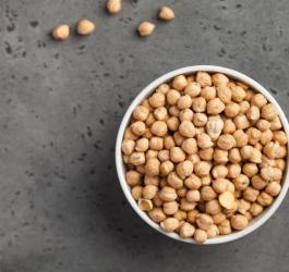 Suche nasiona ciecierzycy w miseczce.