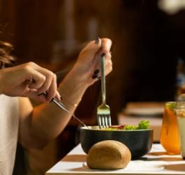 Kobieta je zdrowy, zbilansowany posiłek.