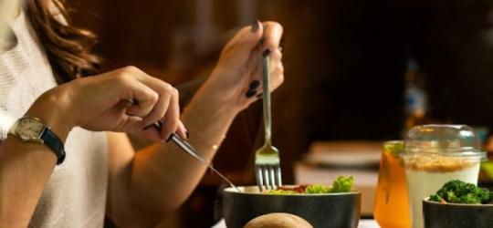 Kobieta je zdrowy, zbilansowany posiłek.