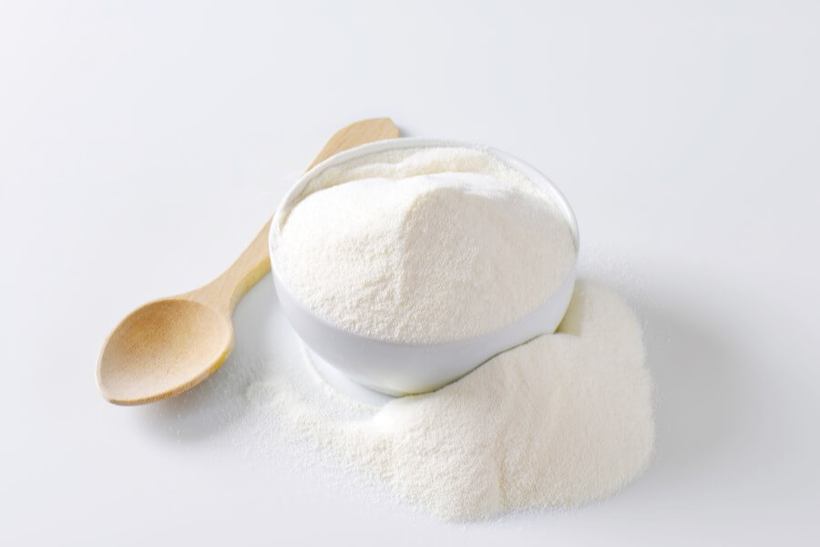 Sproszkowane colostrum w miseczce.