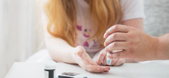 Nastolatka podczas badania poziomu cukru we krwi.