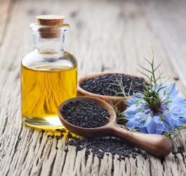 Kwiaty oraz nasiona czarnuszki siewnej i wytłoczony z nich olej.