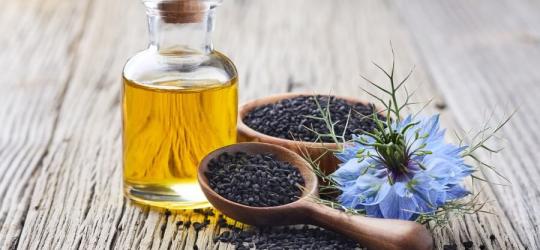 Kwiaty oraz nasiona czarnuszki siewnej i wytłoczony z nich olej.