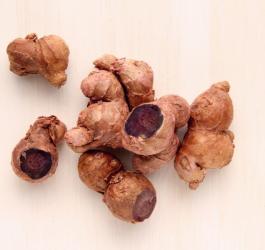 Kłącze czarnego imbiru.