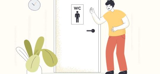 Mężczyzna kolejny raz musi iść do toalety, gdyż dokucza mu potrzeba częstszego oddawania moczu.
