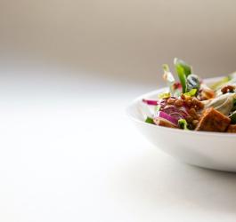 Miska wypełniona pożywną sałatką.