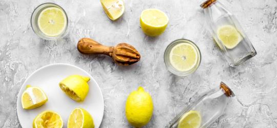 Czy warto pić wodę z cytryną?