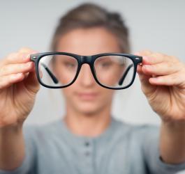 Czym jest astygmatyzm? Jak leczy się tę wadę wzroku?