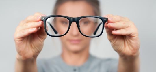 Czym jest astygmatyzm? Jak leczy się tę wadę wzroku?