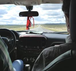 Para odbywa podróż samochodem.