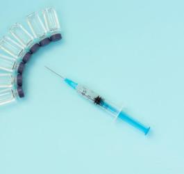 Strzykawka i ułożone w łuk ampułki.