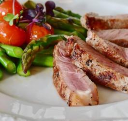 Typowy posiłek stosowany na diecie ketogenicznej.