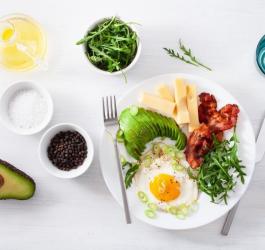 Przykładowy posiłek na diecie niskowęglowodanowej, czyli low carb.