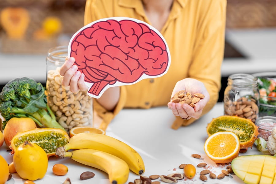 Osoba prezentuje produkty zalecane w diecie MIND.