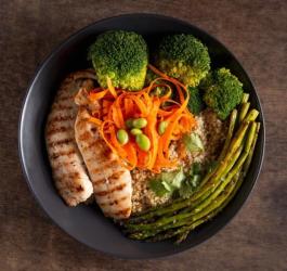 Zdrowy i odpowiednio zbilansowany posiłek na talerzu.