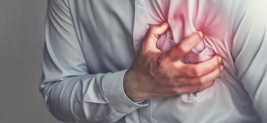 Mężczyzna odczuwa ból w klatce piersiowej związany z dławicą piersiową.