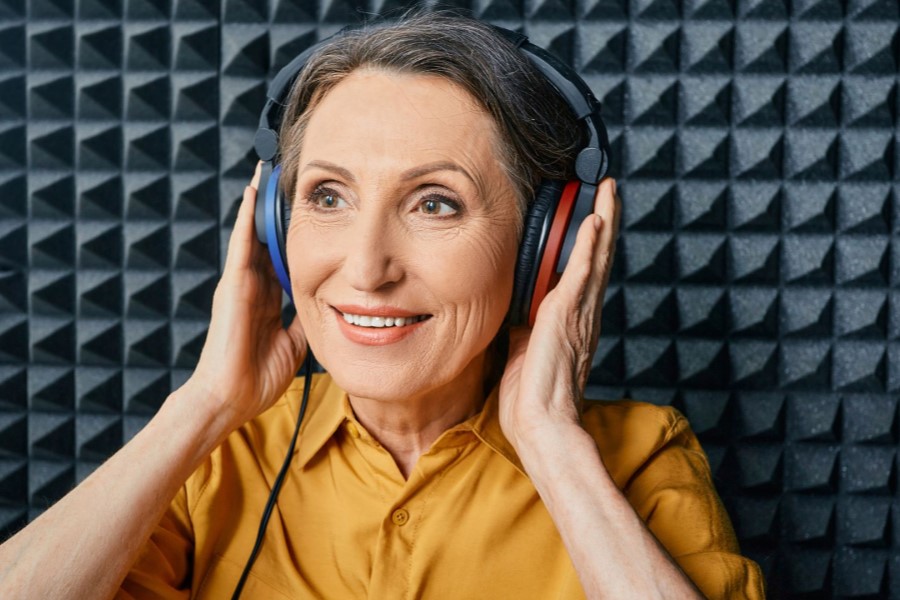 Starsza kobieta podczas badania słuchu.