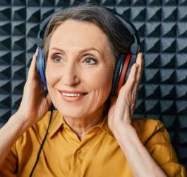 Starsza kobieta podczas badania słuchu.