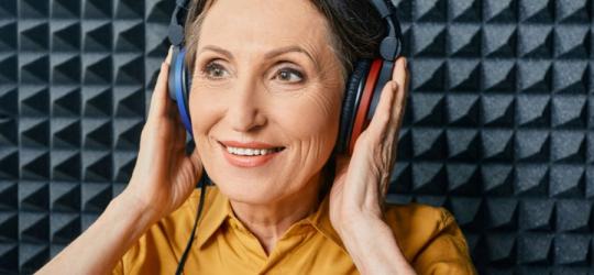 Starsza kobieta podczas badania słuchu.