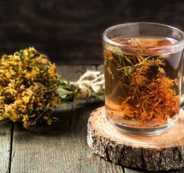 Dziurawiec - na co go stosować? Jak zaparzyć napar z dziurawca?